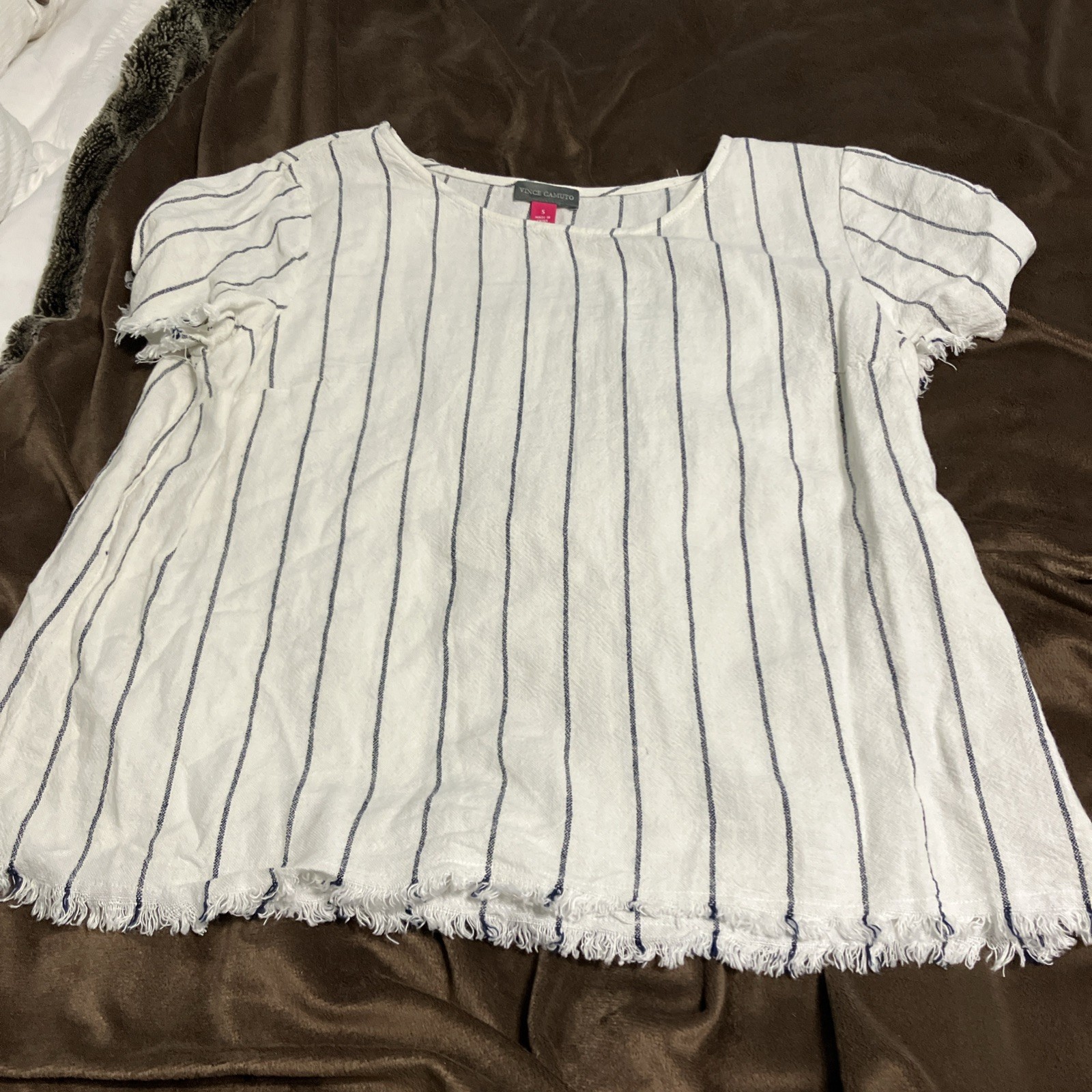 Conjunto de top y pantalón de lino para mujer Vince Camuto blanco con tiras negras