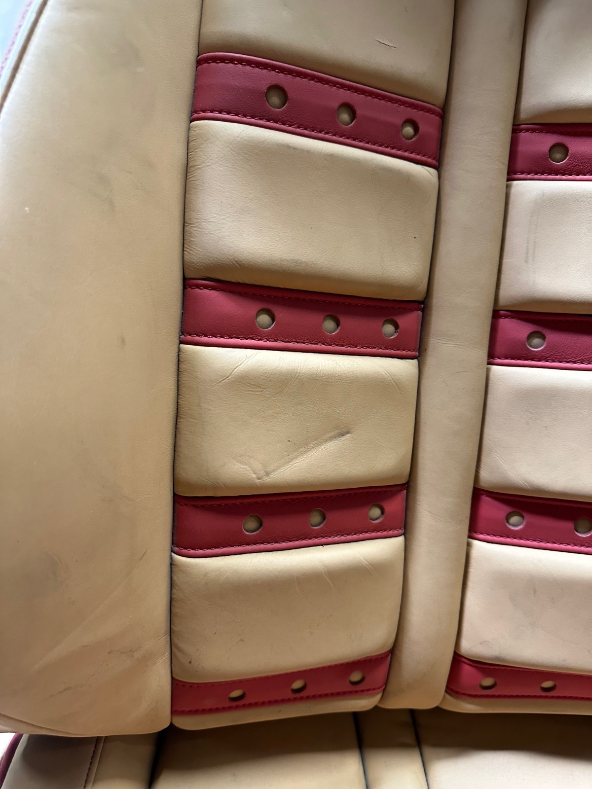 Ferrari F458 Italia, RH Right Front Seat Daytona, Beige/Red, Marks / Idents Used