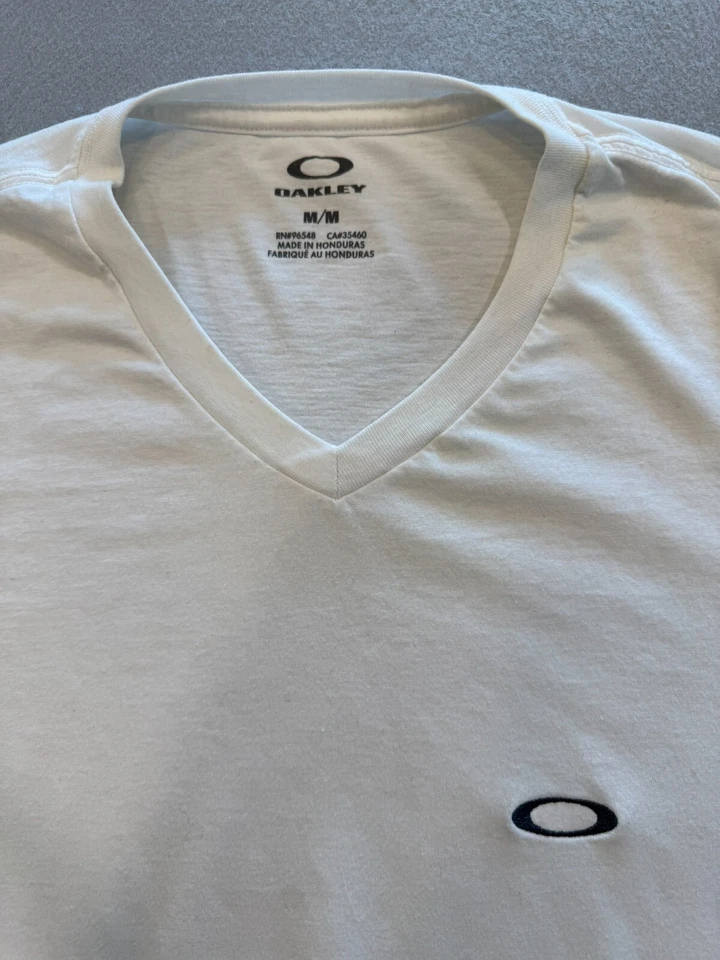 Camiseta Oakley Para Hombre Mediana Blanca Algodón Todos los Días Cuello en V Camiseta Informal Foto 2 de 4