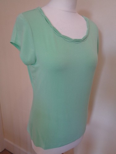 BROOKS BROTHERS LIGHT GREEN T-SHIRT WITH PLEATED TRIM - SIZE MEDIUM - Imagen 2 de 7