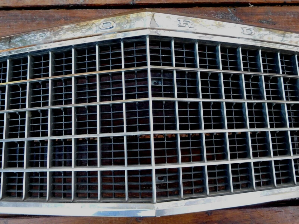 Решетка пластиковая Ford Ranchero 1977 - 1978 от оригинального производителя D5AB-8150 LTD II 1975 - 1978 - Изображение 4 из 4