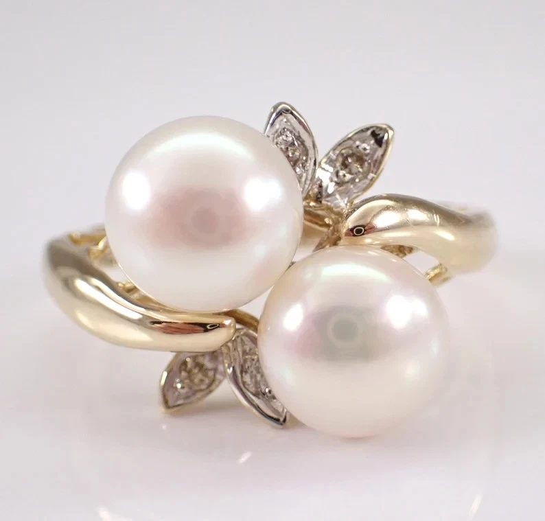 Anillo de compromiso bypass de perlas blancas genuinas de corte redondo de 3 quilates enchapado en oro amarillo de 14 quilates Foto 4 de 4