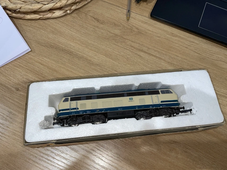 ROCO HO DB V215 DIESEL LOCO RN 215 033-2 BLUE/IVORY DIRECTIONAL LIGHTS - BOXED - Image 2 of 4