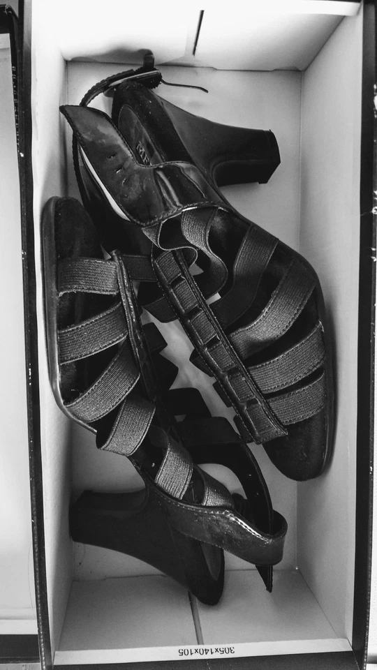 Sandálias femininas Merona pretas elásticas biqueira aberta com pin hill 5,5M - Imagem 3 de 3