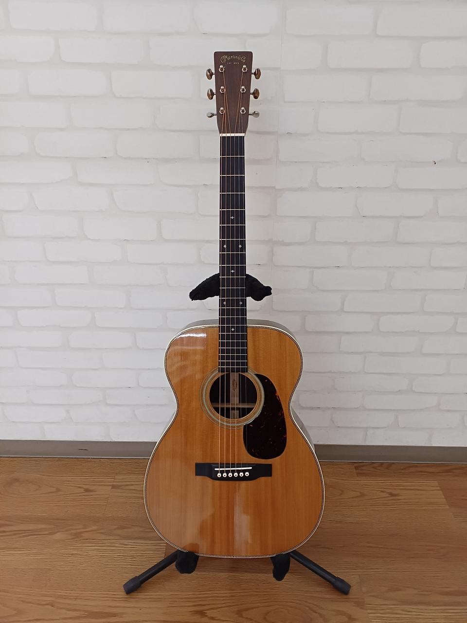 MARTIN 00-28 Acoustic Guitar