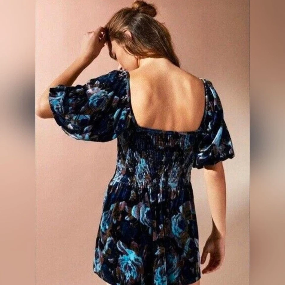 Urban Outfitters Пэтси со сборками бархатный комбинезон темно цветочный средний Хэллоуин темно - Изображение 2 из 4