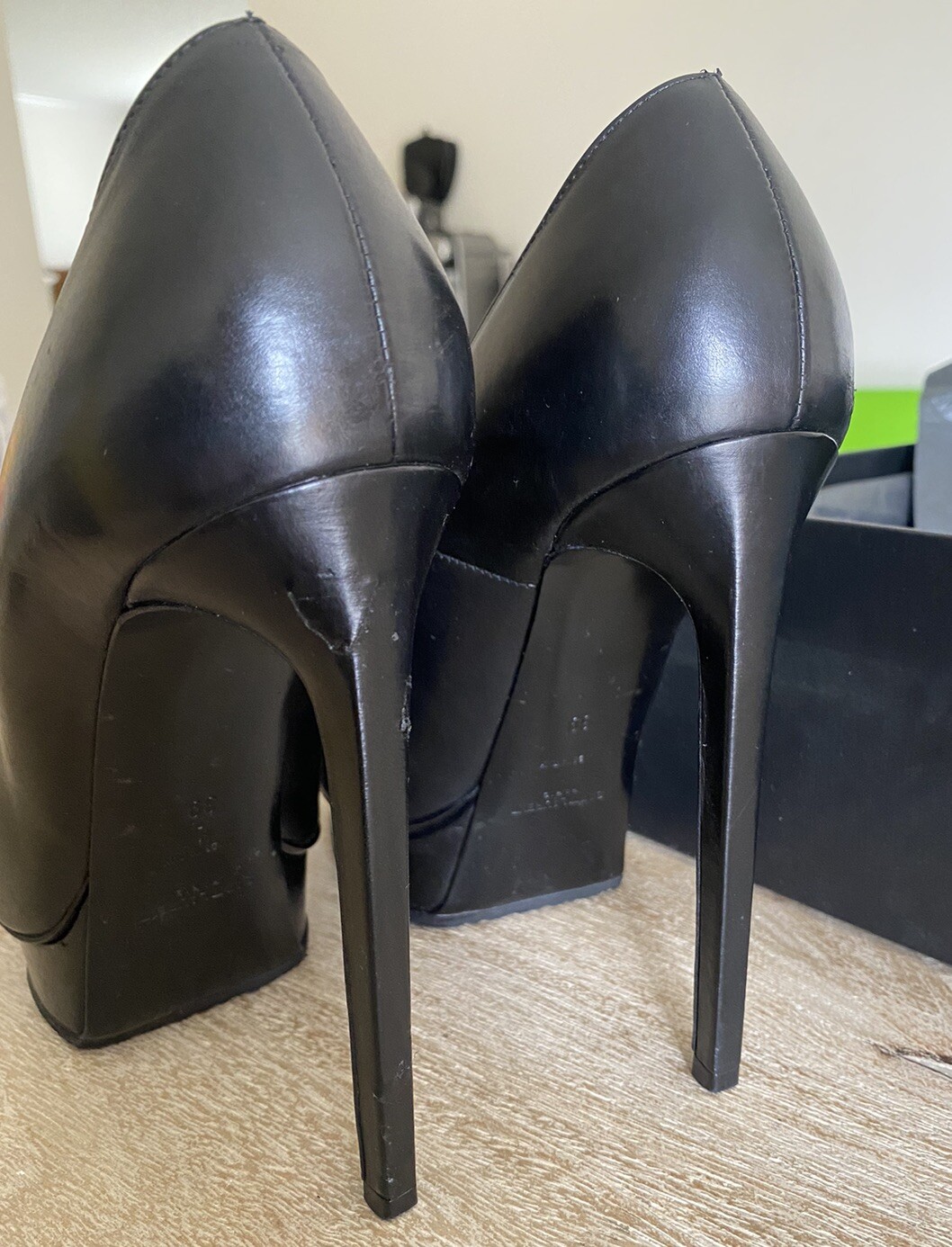 YSL Saint Laurent Janis decolte con borchie nere taglia 39