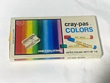 Vintage Sakura Cray-pas Colors Spectrum of 16 Pastels XKP-16