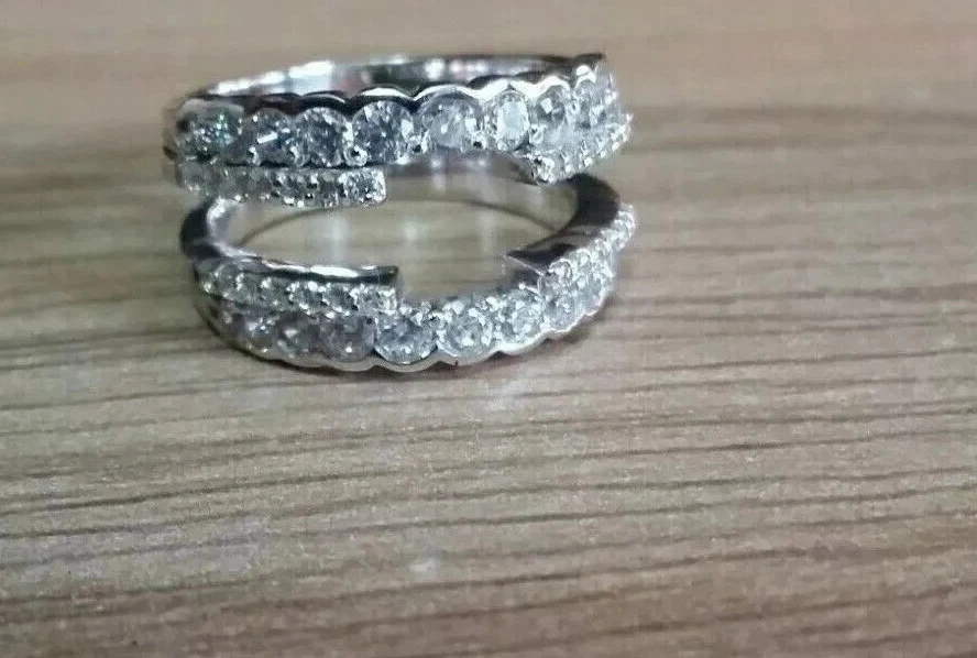 Envoltura protectora de anillo potenciador de diamantes creado en laboratorio de corte redondo de 3 quilates enchapado en oro blanco de 14 quilates Foto 3 de 4