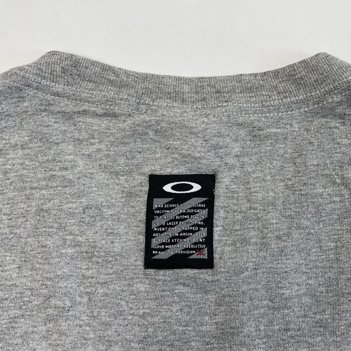 Vintage Oakley T-Shirt Y2K 90s Surfer Surfing Grey Spell 3D