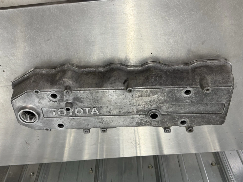1989/90-95 Toyota Pickup/4Runner EFI 22RE Valve Cover OEM Later Style - Image 4 of 4