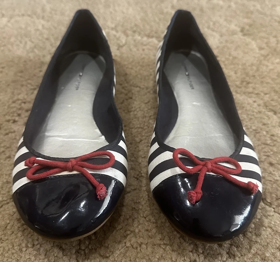 Sapatilhas de balé femininas Tommy Hilfiger tamanho 8 listras azuis e brancas arco vermelho náutico - Imagem 2 de 4