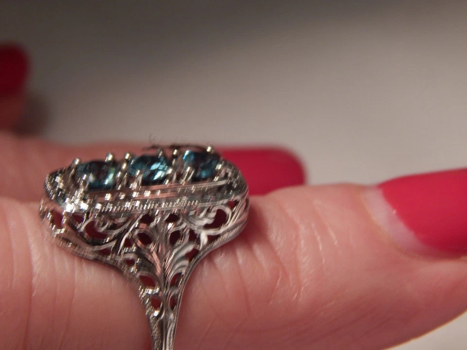 .40 Ct. Anillo de filigrana redondo facetado de tres piedras circonitas azules de plata de ley Foto 3 de 4