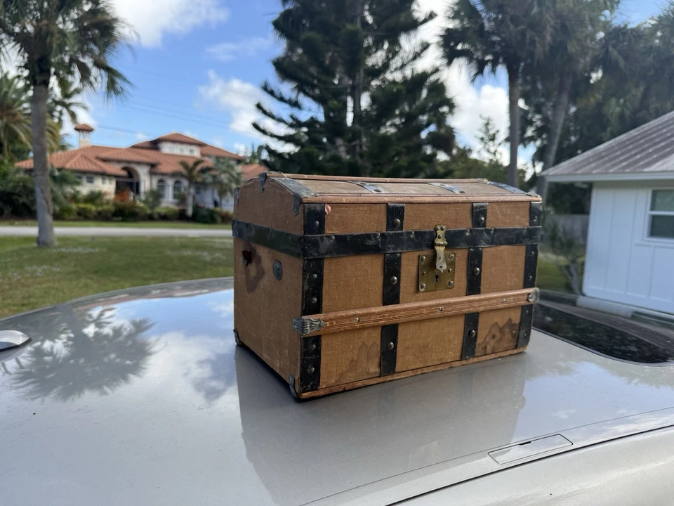 Antiguo pequeño baúl de madera victoriano con detalles de papel almacenamiento de metal Foto 3 de 4