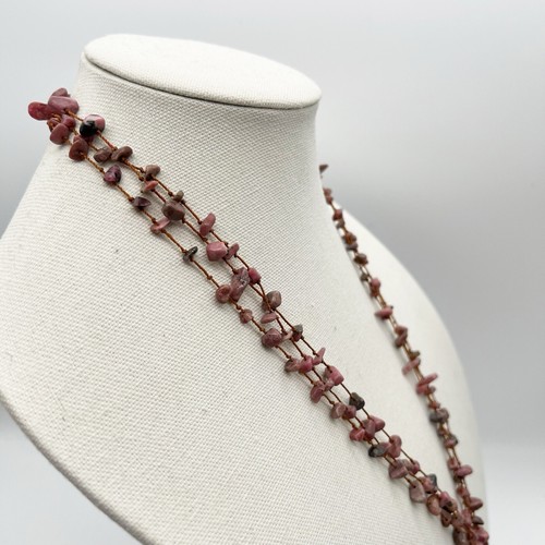 "Collar boho con borla colgante de piedra negra pulida 3 hilos con astillas de piedra malva 25""" - Imagen 8 de 13