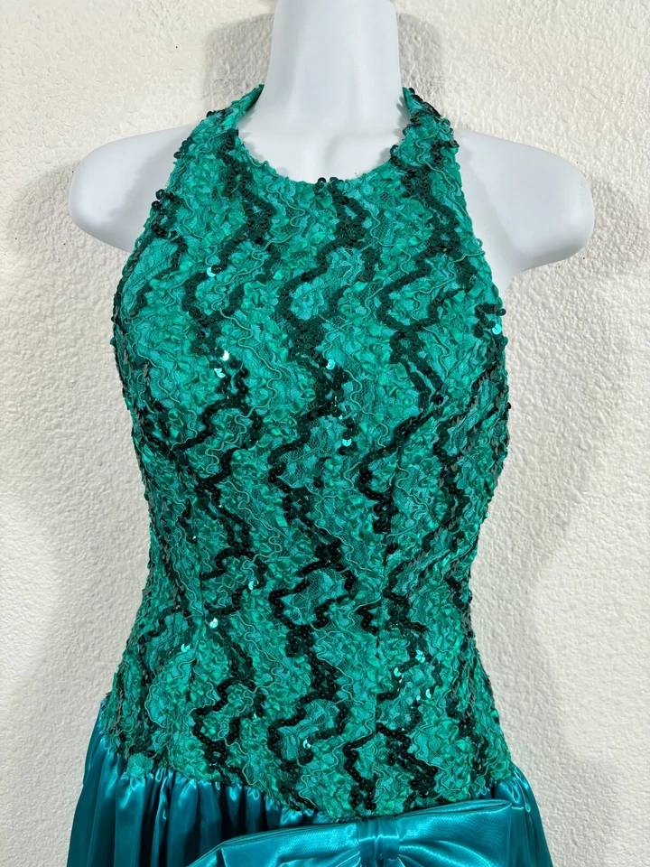 Vestido de graduación vintage de los años 80 talla XS/S verde azulado lentejuelas multicolor mini lazo halter Foto 2 de 4