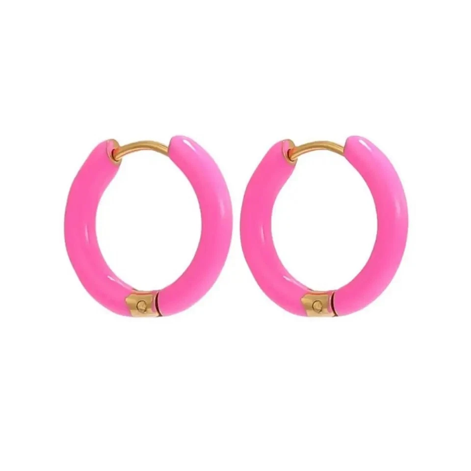 Brincos de argola Zard cor fúcsia esmalte Huggie - Imagem 3 de 4