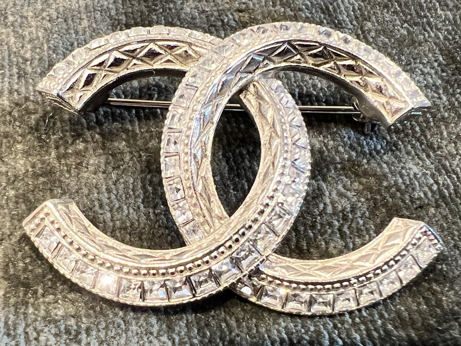 Authentic CHANEL CC Lattice Crystal Brooch Silver Tone F18 V Fall 2018 Classic
