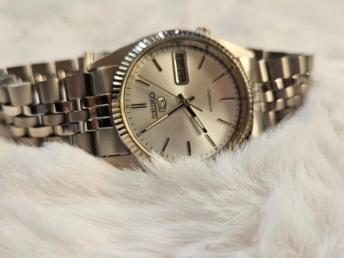 Vintage Seiko 5 Automatic Mens Watch SNXJ089 Silver Dial Day/Date 7009 Japan.
