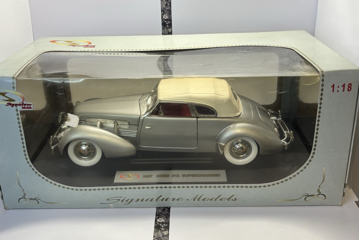 Signature Models 1:18 Cord 812 Supercharged 1937 Silver/White