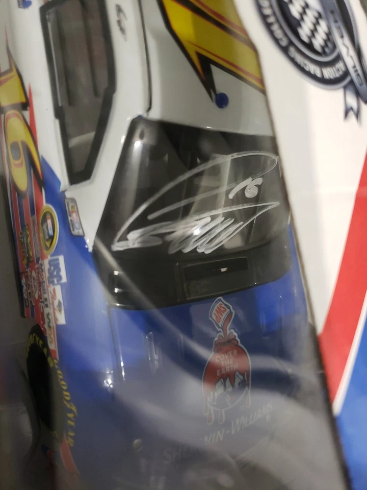Carro Action Nascar 1:24 Greg Biffle #16 Sherwin Williams 2010 Fusion autografado - Imagem 4 de 4