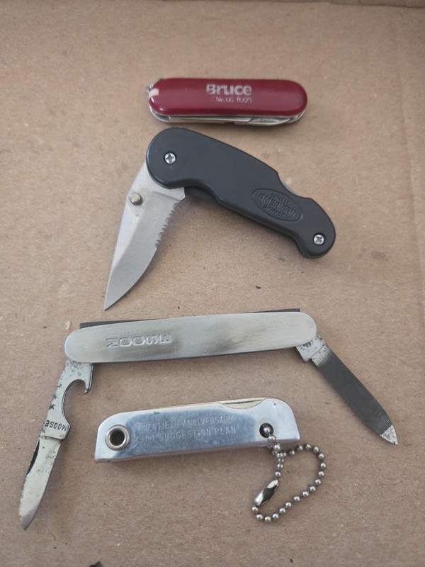 4 Advertising Pocket Knifes Bruce Floors, Grizzly Tobacco, Moose Lodge And G.M.