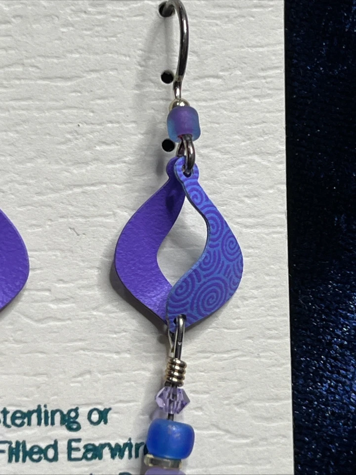 Pendientes Adajio Pendientes Remolino Azul y Periwinkle con Acentos de Cuentas Foto 2 de 3