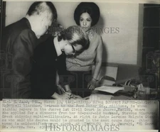 1967 Press Photo Charlotte Niarchos signs divorce papers in Juarez Mexico.