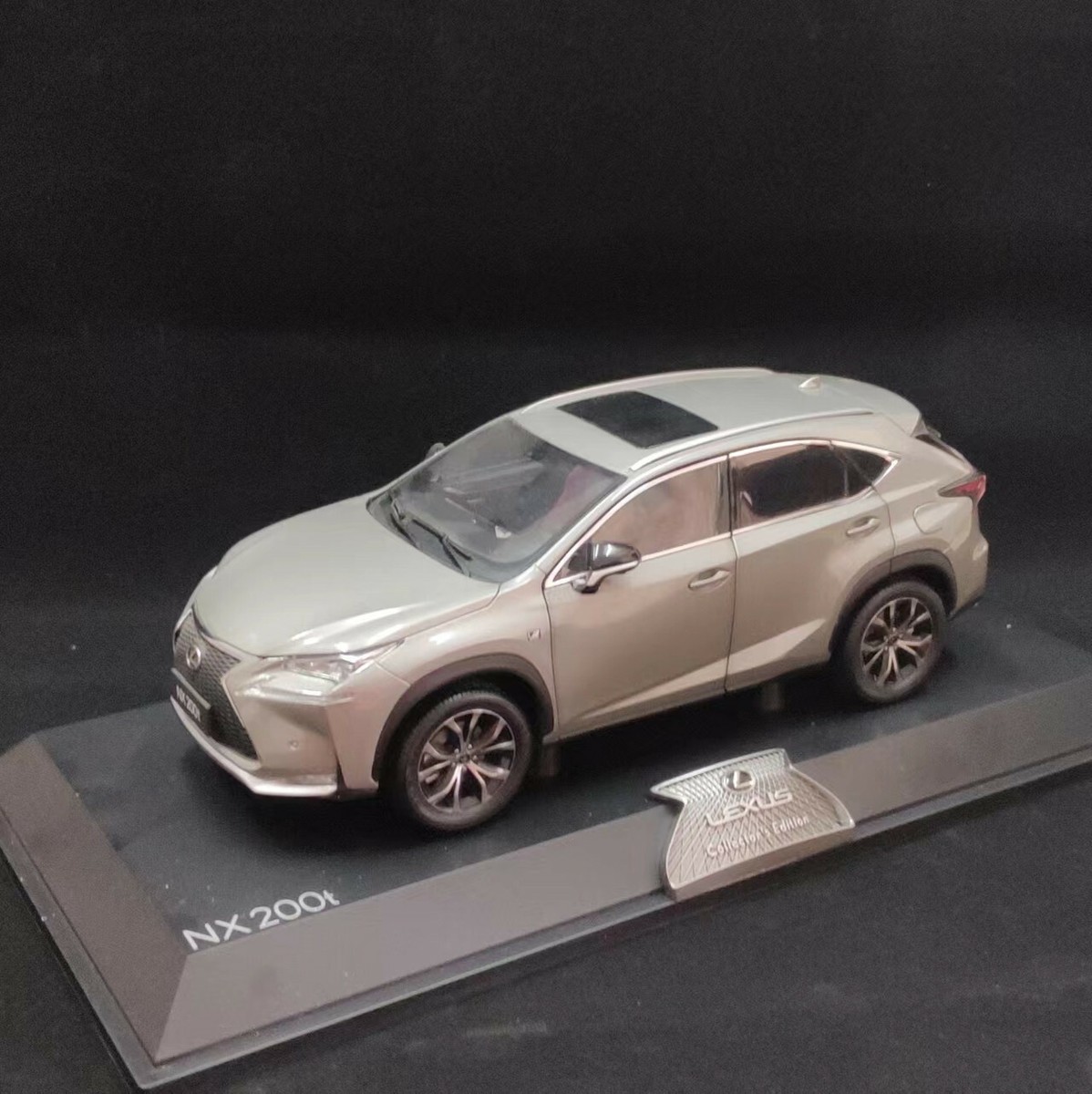 限定版1/18 レクサス NX 200t 模型　ミニカー　完成品　展示台付き　白 41ZouQHnZuL._UF350,350_QL50_.jpg