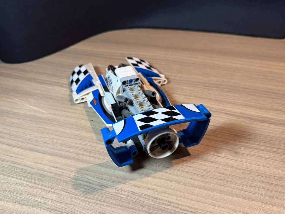 LEGO Technic 42045 Hydroplane Racer, foto 3 di 5