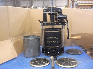 UNIVERSAL LFC 4 QT  SAUSAGE STUFFER LARD WINE PRESS