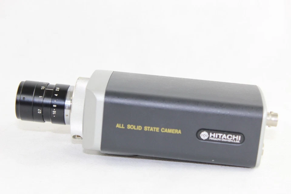 Cámara de seguridad de estado sólido Hitachi CCTV. Modelo KP-120U con lente Tamron de 50 mm Foto 2 de 4