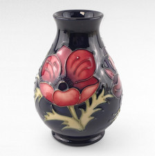 MOORCROFT Pottery ' Anemone ' Vase Designed by William Moorcroft , 14cm
