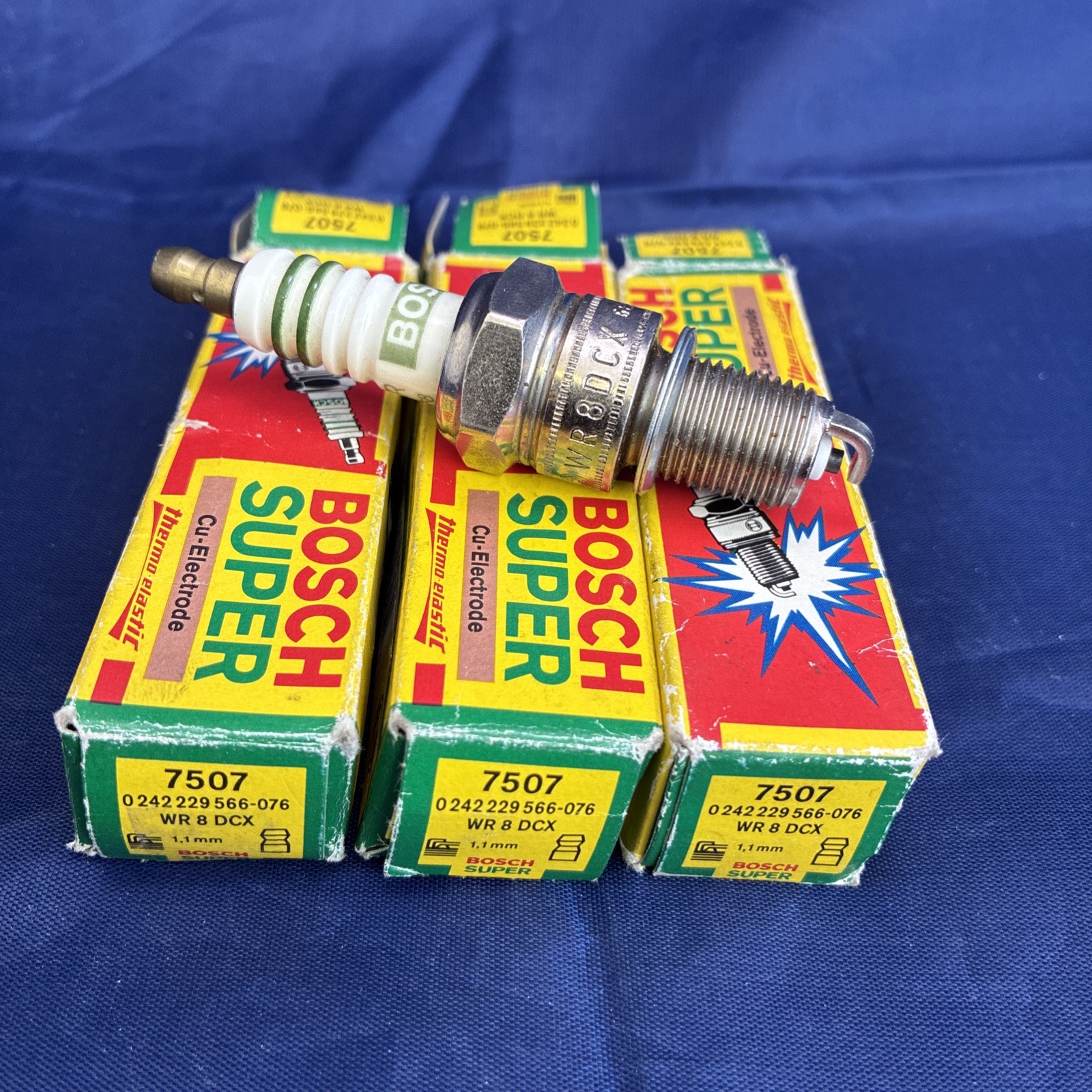 Bosch Super 7507 WR8DCX Cu-Electrode Spark Plugs Lot of 4 NOS OEM