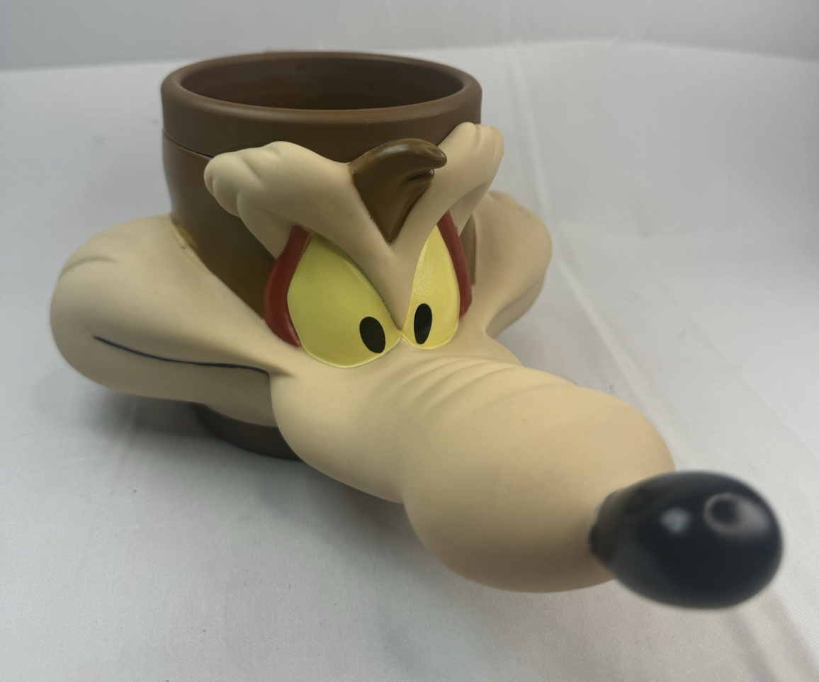 Vintage 1993 Wile E Coyote Looney Tunes 3D Long Nose Coffee Mug Gag Gift