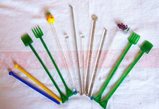 COLLECTION OF 13 GLASS AND PLASTIC COCKTAIL MUDDLERS/STIRRERS