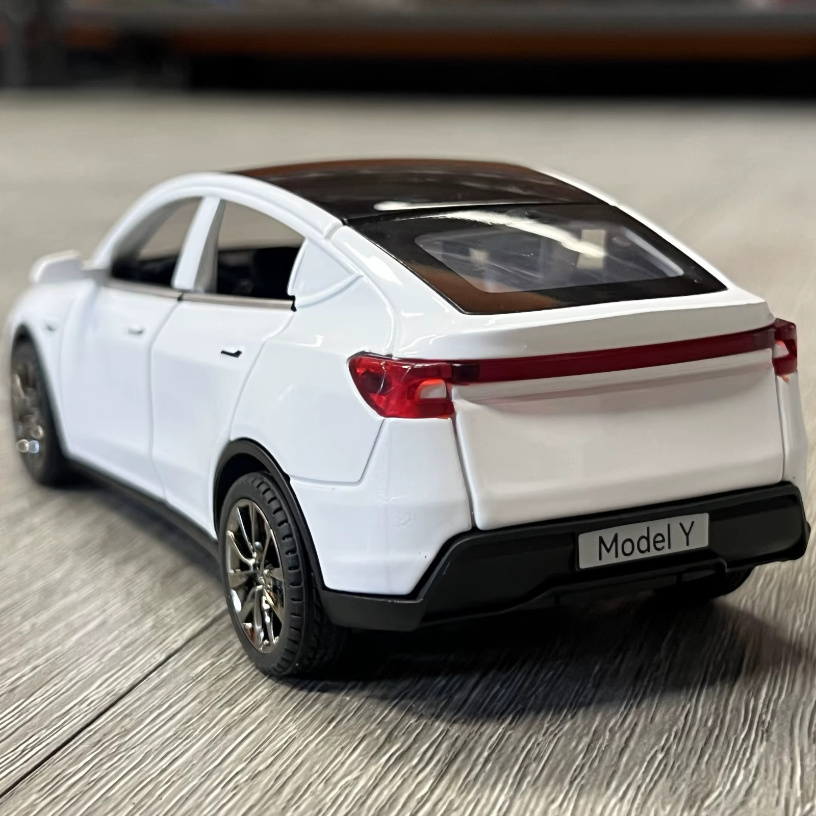 1:32 Tesla Model Y Diecast Car – Alloy Electric SUV w/ Sound Light Pull-Back Toy alternate view 2