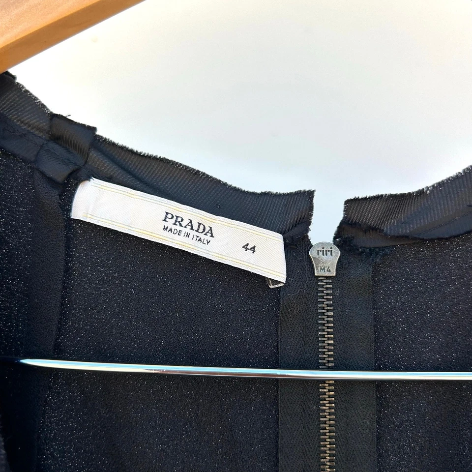 Vestido de cóctel Prada vintage años 90 Y2K negro sin mangas acanalado drapeado midi 44 EE. UU. 8 Foto 4 de 4