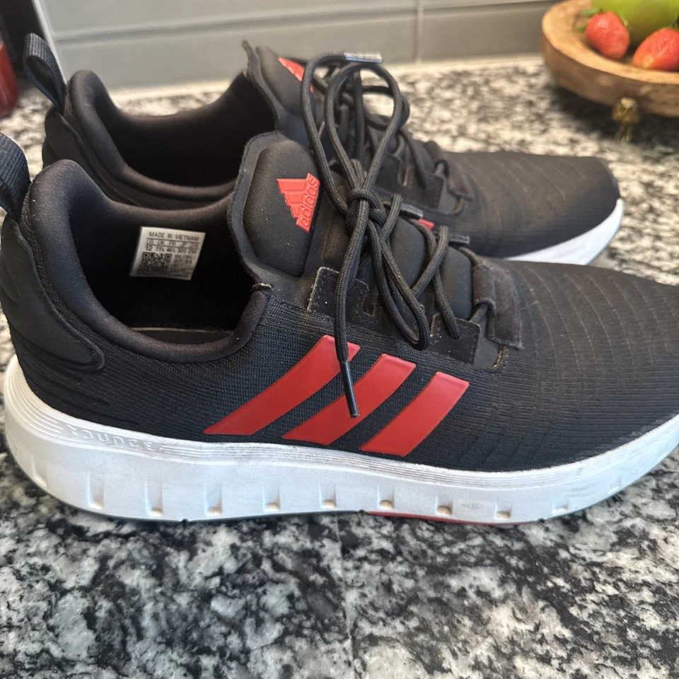 Adidas Swift Run 23 Zapatos para Correr Hombres Talla 12 Negro Blanco Rojo Excelente Estado. Foto 3 de 4