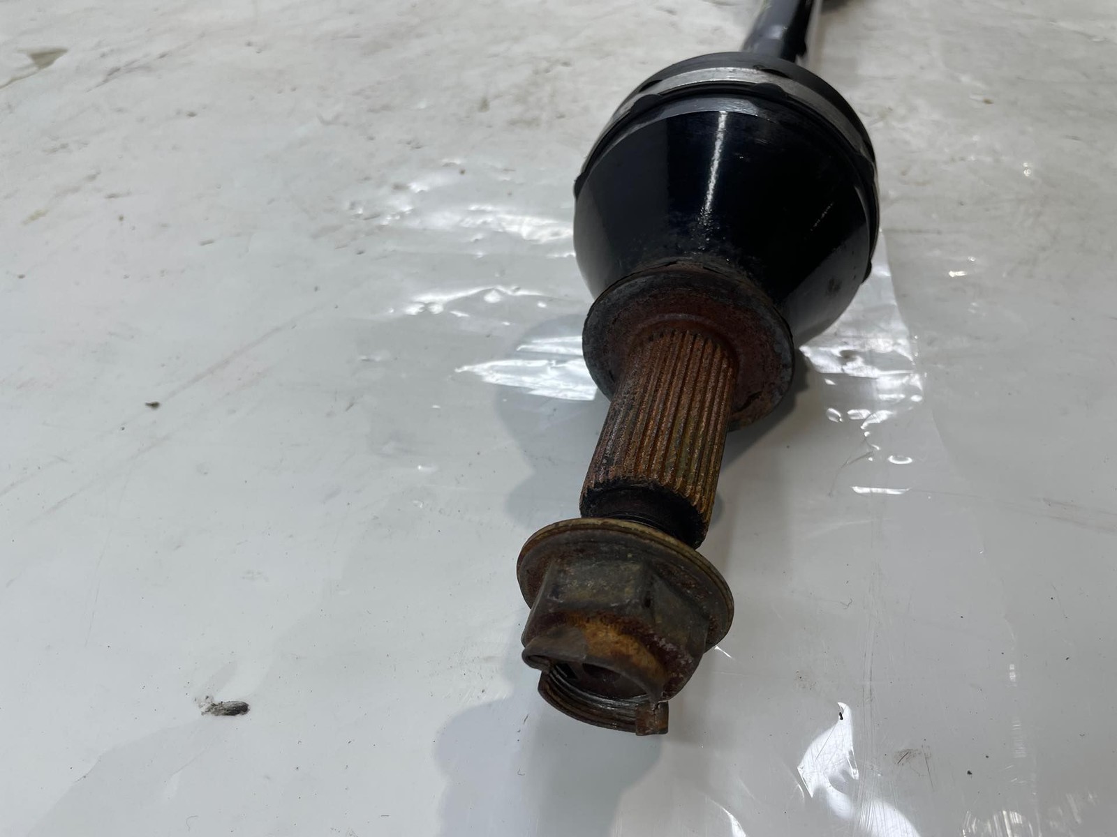 2014 Maserati Quattroporte S RH Passenger Rear CV Axle With Axle Nut 06700054530