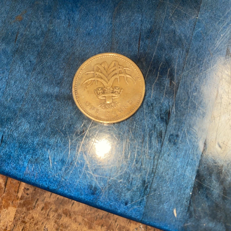 Rare 1985 Queen Elizabeth II One Pound coin - ERROR on Side Coin - misprint - Image 4 of 4