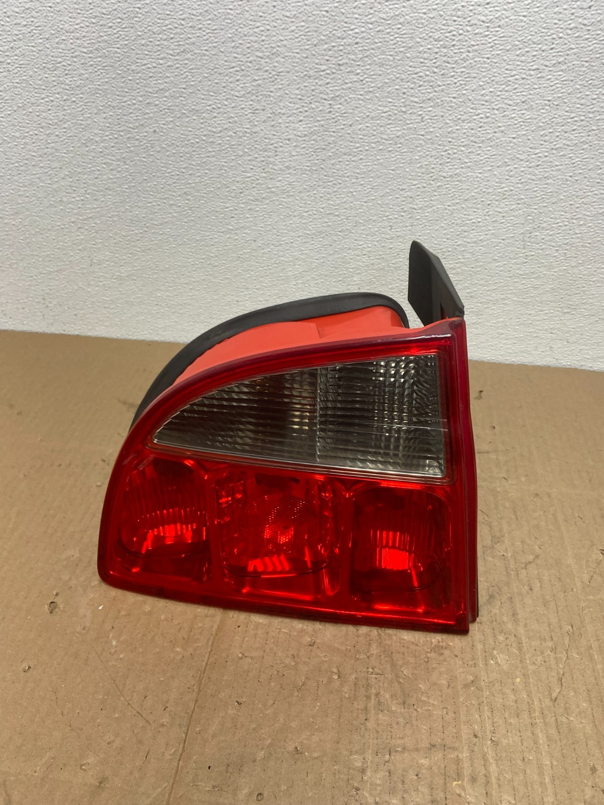 1998-2002 Maserati 3200 4200 GT Left Driver LH Tail Light ab8323 DG
