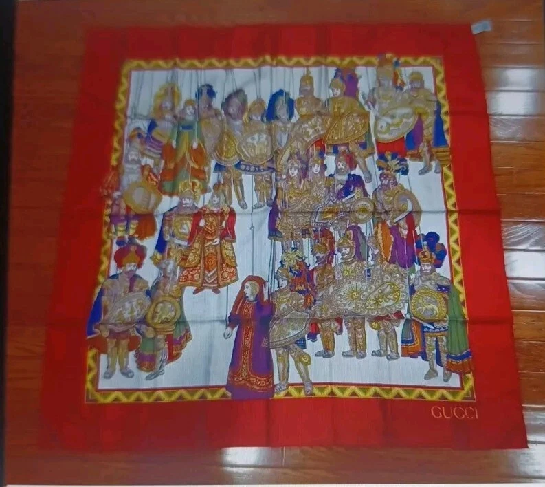 Rare foulard vintage Gucci époque médiévale marionnettes soie 34