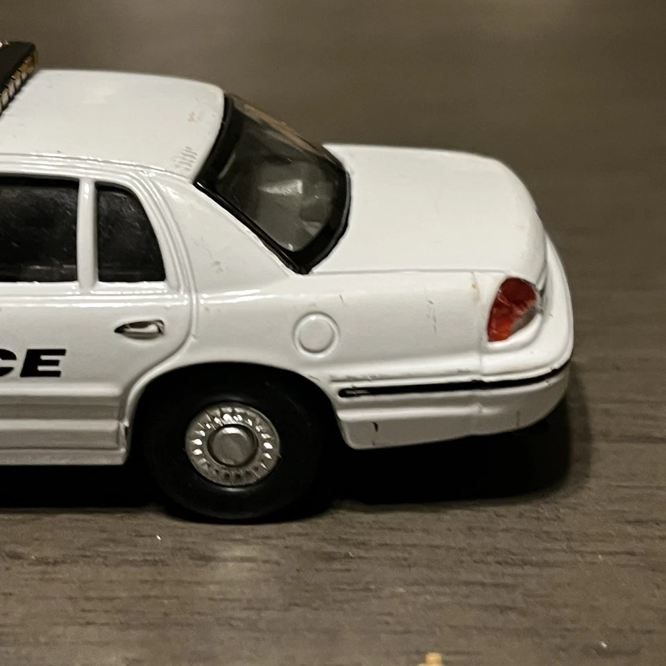 Welly 1/34 1999 Ford Crown Victoria POLICE Diecast Metal Model (#49762PT) - Image 4 of 4