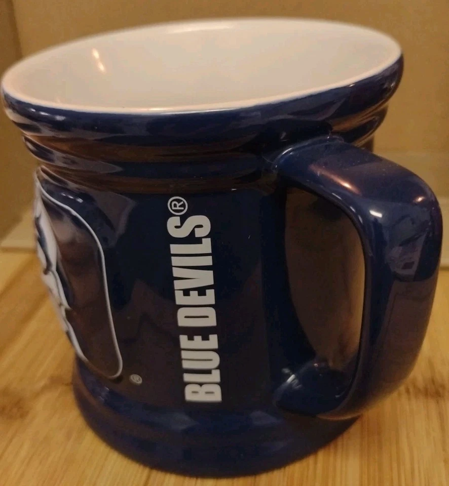 Taza con logotipo 3D esculpida de cerámica azul y blanca Duke Blue Devils Foto 2 de 4