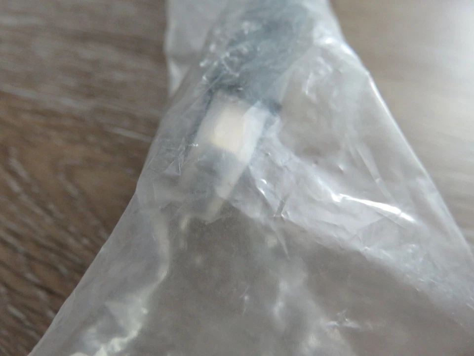 4 INCH DisplayPort SOURCE (Male) to HDMI DESTINATION (Female) Adapter Cable - Image 3 of 4