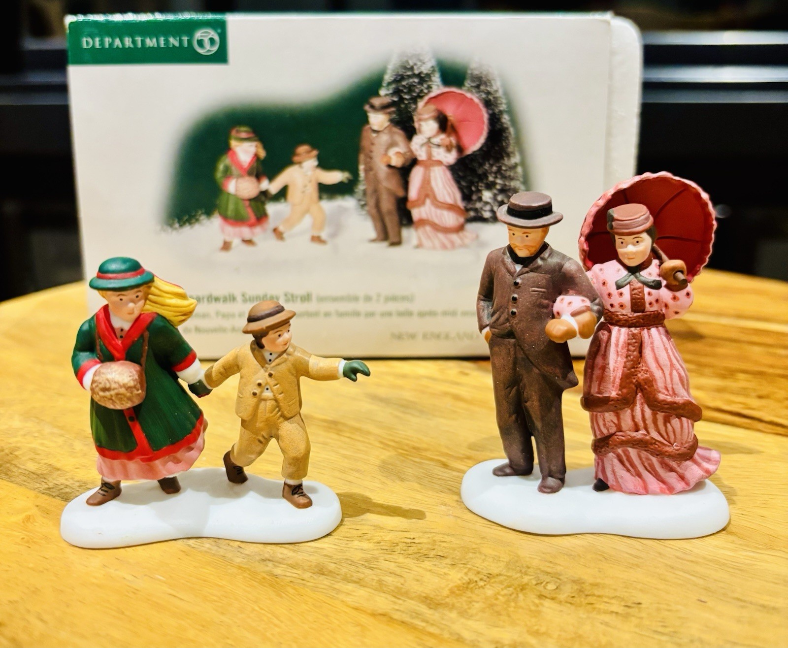 DEPT 56  NEW ENGLAND VILLAGE Accessory BOARDWALK SUNDAY STROLL