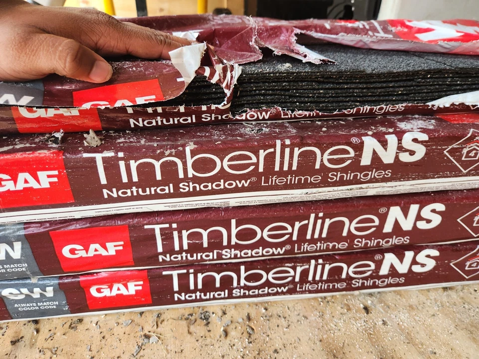 Paquete de tejas Timberline Natural Shadow de por vida con yeso de cortesía. Foto 3 de 4