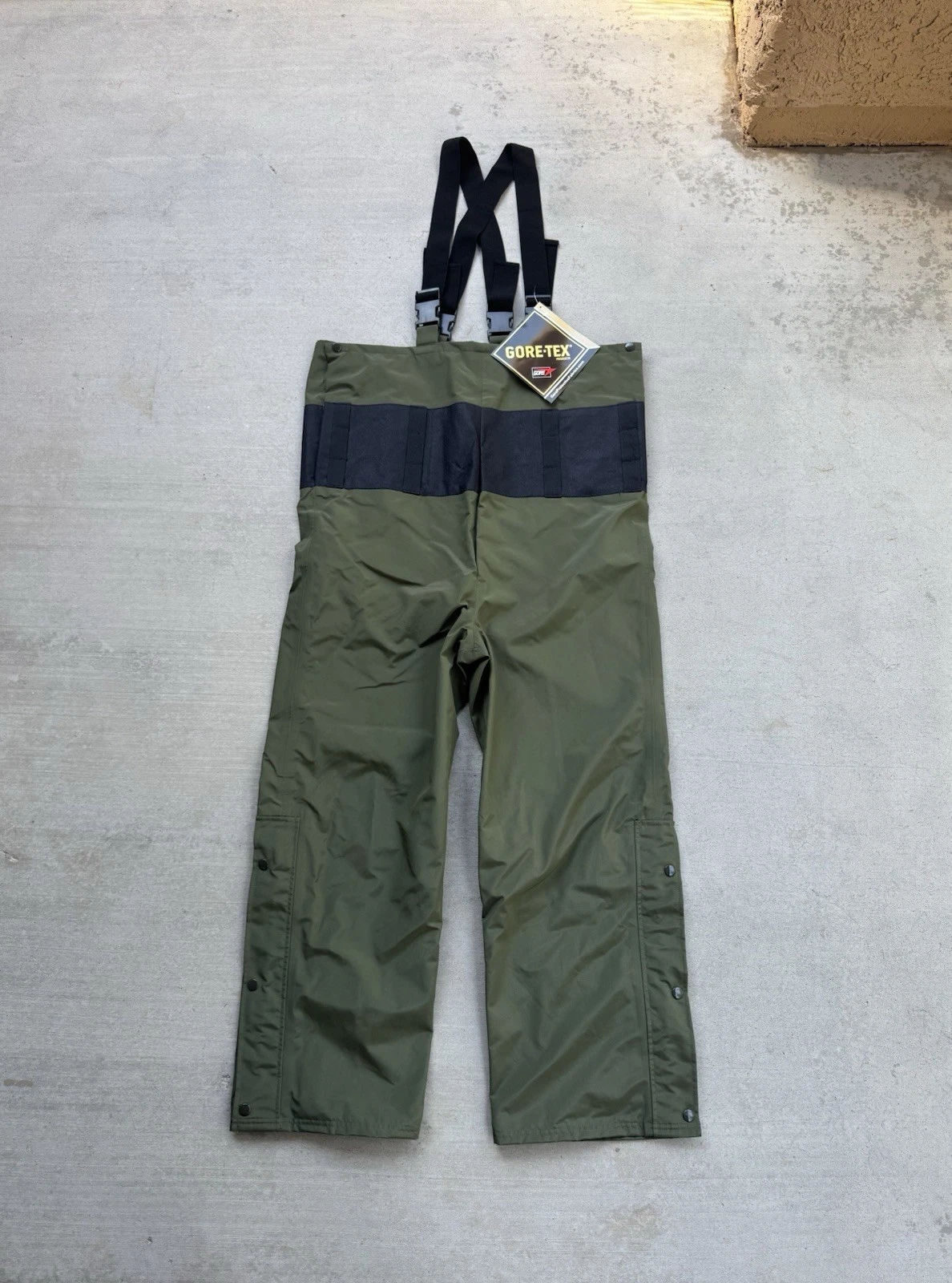 Gore-Tex Overalls Medium Long Green Bibs VF Imagewear Park Ranger Outdoor NEW
Opens in a new window 