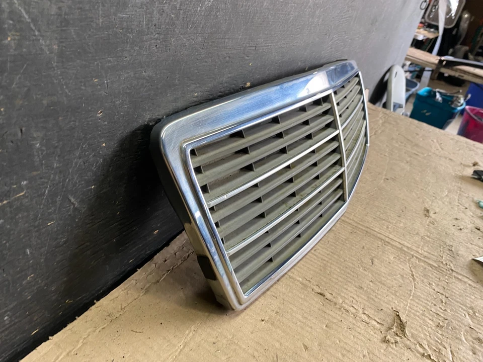 Grelha frontal superior Mercedes Classe C W202 1997 a 2000 fabricante de equipamento original P3813 DG - Imagem 3 de 4